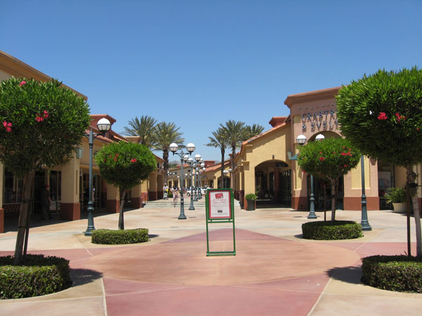 沙漠山名牌折扣购物中心 (Desert Hills Premium Outlets)