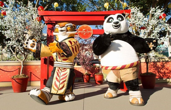环球影城春节活动中的功夫熊猫和悍娇虎将