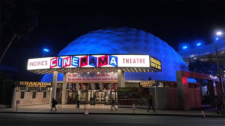 《好莱坞往事》中 Cinerama Dome 的特写镜头