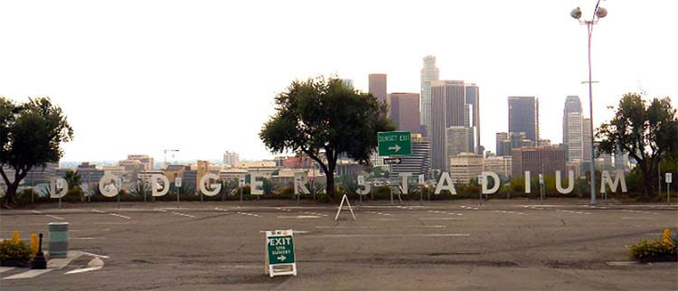 《速度与激情7》中出现的道奇体育场 (Dodger Stadium) 停车场