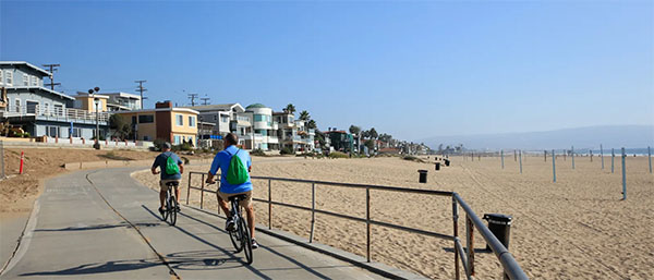 Biking The Strand in Manhattan Beach | Photo: Yuri Hasegawa