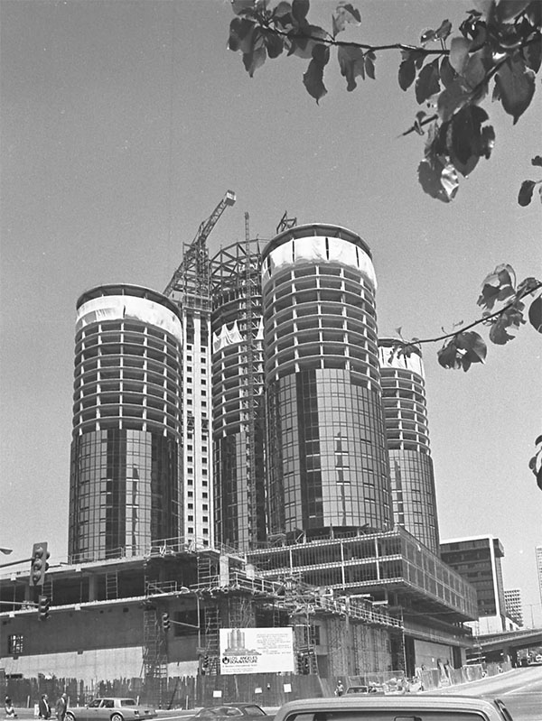 The Westin Bonaventure under construction in 1976 | Photo: Wikimedia Commons