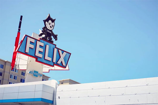 Felix the Cat sign at Felix Chevrolet | Photo: @greenhornetphoto, Instagram
