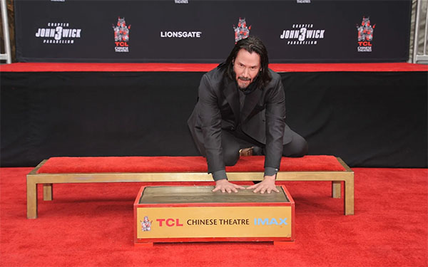 Keanu Reeves leaves his handprints in the Forecourt of the Stars | Photo: TCL Chinese Theatre
