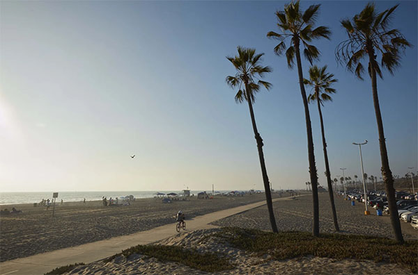 Dockweiler Beach | Photo: Yuri Hasegawa