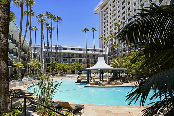 LAX Marriott pool | Photo: Courtesy of LAX Marriott/LA Tourism