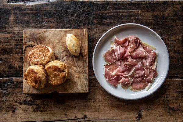 Cream Biscuits with Col. Newsom's aged country ham | Photo: Manuela