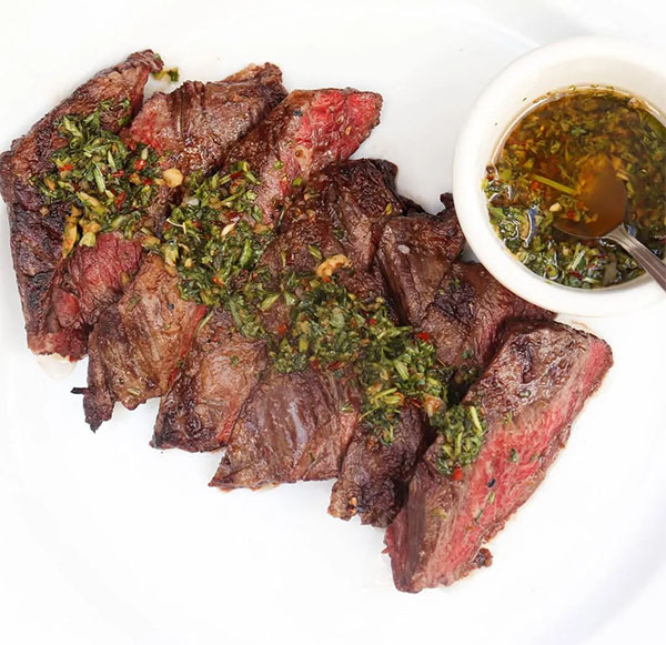 Skirt Steak with Chimichurri Sauce | Photo: Mercado Buenos Aires
