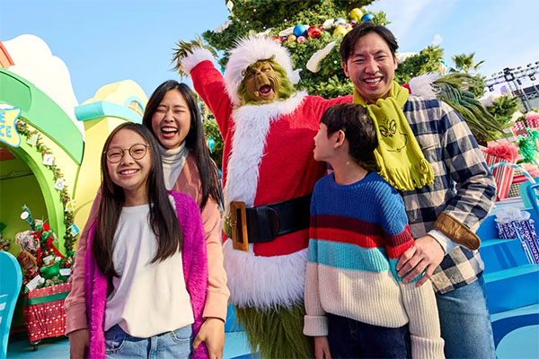 Family photo with The Grinch™ at Grinchmas™ | Photo: Universal Studios Hollywood