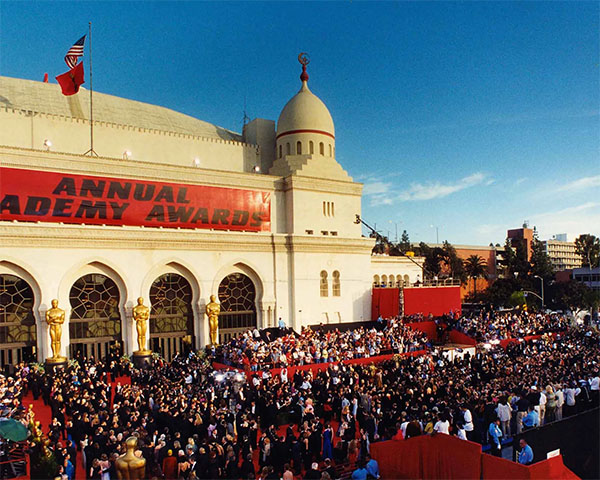 The red carpet outside the Shrine Auditorium during the 72nd Annual Academy Awards (2000). Courtesy of Academy Awards show photographs, Margaret Herrick Library, Academy of Motion Picture Arts and Sciences