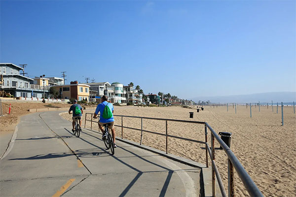 Biking The Strand in Manhattan Beach | Photo: Yuri Hasegawa