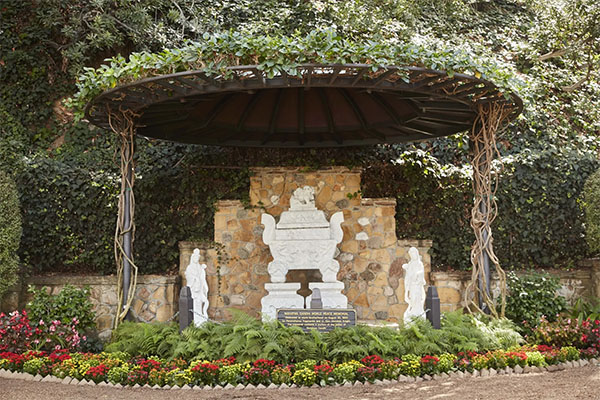 Mahatma Gandhi World Peace Memorial at the Self-Realization Fellowship Lake Shrine | Photo: Yuri Hasegawa