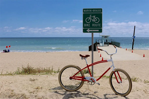 The Marvin Braude Bike Trail at Will Rogers State Beach | Photo: Joshua Johnson